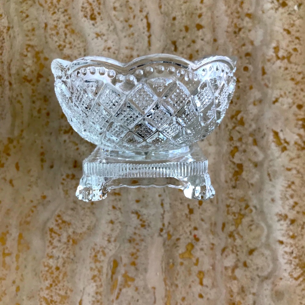 ANTIQUE DIAMOND DESIGN  BOWL - SQUARE PEDESTAL